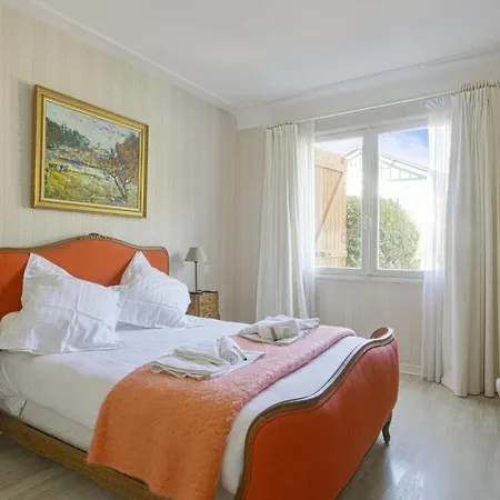 Large And Elegant Flat With Terrace 5 Min To - Welkeys Apartman
