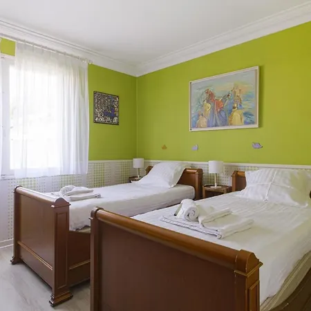 Large And Elegant Flat With Terrace 5 Min To - Welkeys Apartman *