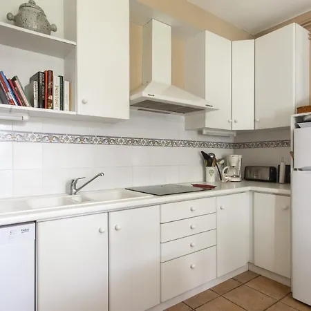 Large And Elegant Flat With Terrace 5 Min To - Welkeys Apartman